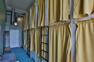 Хостел Capsule de Lux ApraxInn Санкт-Петербург Капсула в мужском 14 местном номере-1