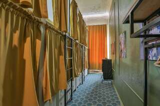 Хостел Capsule de Lux ApraxInn Санкт-Петербург Капсула в мужском 14 местном номере-4